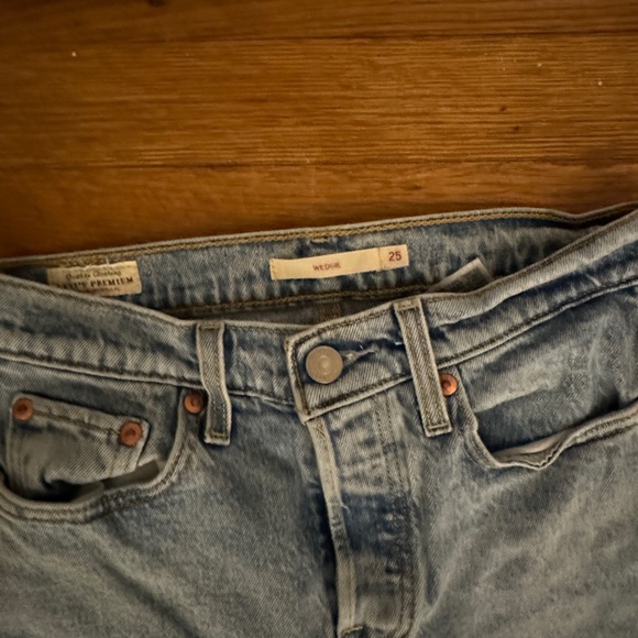 Levi’s • Wedgie Fit Straight Leg Jeans • 25 - Picture 2 of 4